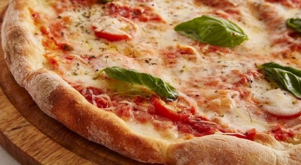 Pizza Margherita ben cotta con basilico