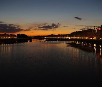 Vista sull'Arno di Firenze di notte