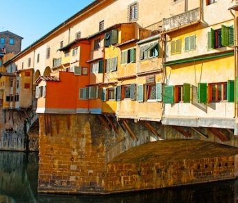 Scorcio di Ponte vecchio a Firenze col sole
