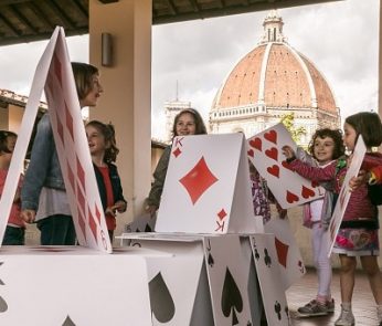 Bambini che giocano con carte giganti a Firenze