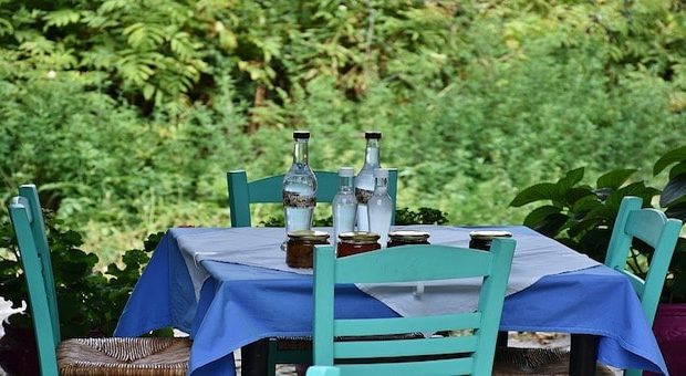 Tavolo all'aperto pranzo in giardino