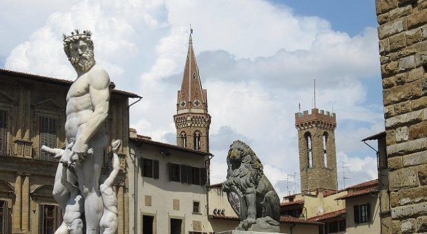 Fontana del Nettuno e campanili di Badia e del Bargello a Firenze