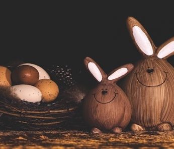 Uova di cioccolato e conigli in legno